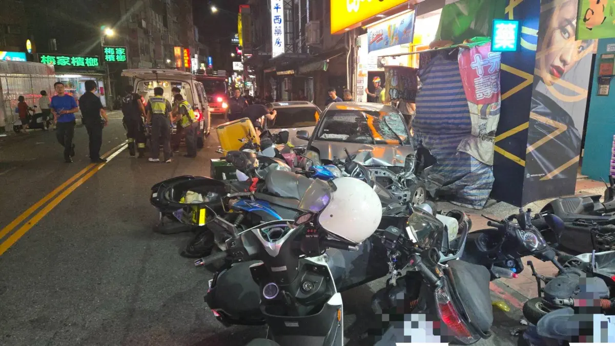 ▲ 事發於八里區中山路，1日晚間7點多，兩台小客車疑似因為感情糾紛，展開飛車追逐，導致14輛車連環撞、6人受傷。（圖／翻攝畫面）