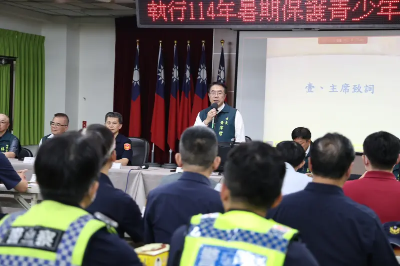 ▲黃偉哲親率市府團隊啟動114年暑期保護青少年青春專案首日聯合稽查。(圖／南市府提供)