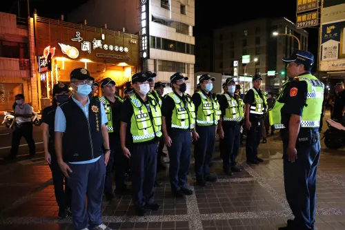 ▲台南市警局15個警察分局亦運用優勢警力，同步執行該項工作，預防青少年深夜遊蕩、流連網咖、聚眾鬥毆等情事發生。(圖／南市府提供)