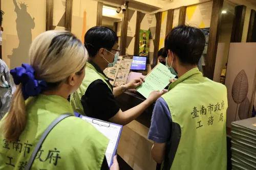 ▲南市府各相關單位派員針對轄管法令進行聯合稽查。(圖／南市府提供)