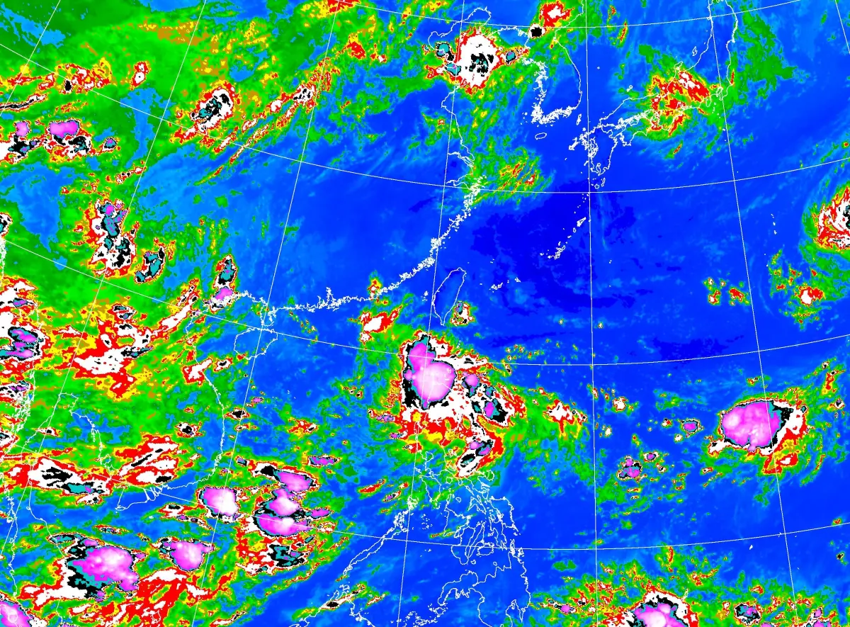 ▲颱風在本週有機會生成，氣象專家林得恩分析目前TD05、98W在強度上有機會再增強為颱風，但提醒根據今晨各國數值模式最新模擬結果顯示，路徑仍是相當分歧。（圖／中央氣象署）