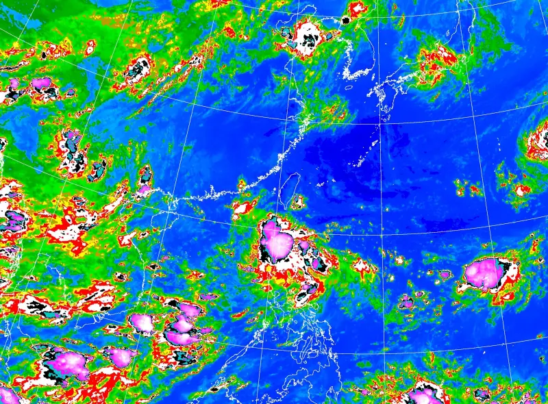 ▲颱風在本週有機會生成，氣象專家林得恩分析目前TD05、98W在強度上有機會再增強為颱風，但提醒根據今晨各國數值模式最新模擬結果顯示，路徑仍是相當分歧。（圖／中央氣象署）