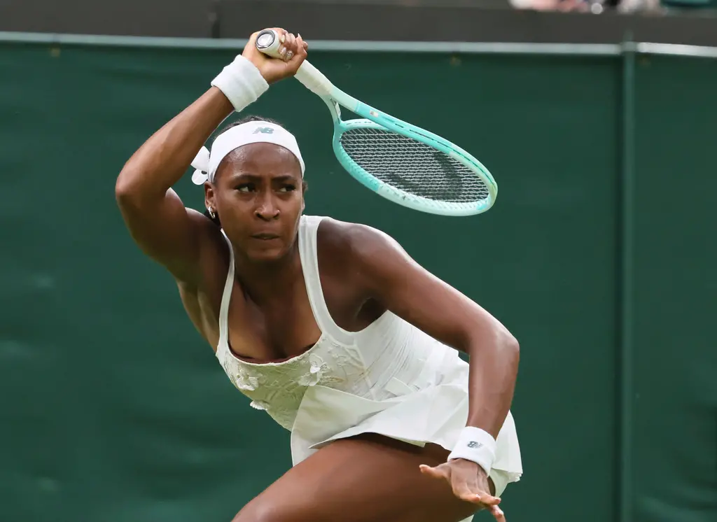 ▲2025年溫布頓網球錦標賽開幕即傳出大冷門。女單世界排名第二、新科法網女單冠軍Coco Gauff在首輪遭遇來自烏克蘭、未列種子的Dayana Yastremska，最終以6：7(3)、1：6直落二敗北。（圖／美聯社／達志影像）