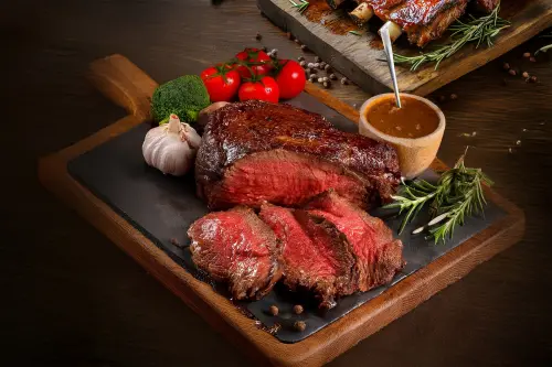 ▲「爐烤美國肋眼牛排」主廚嚴選油花豐潤、肉質細嫩的美國肋眼牛肉製作。（圖／台北萬豪提供）