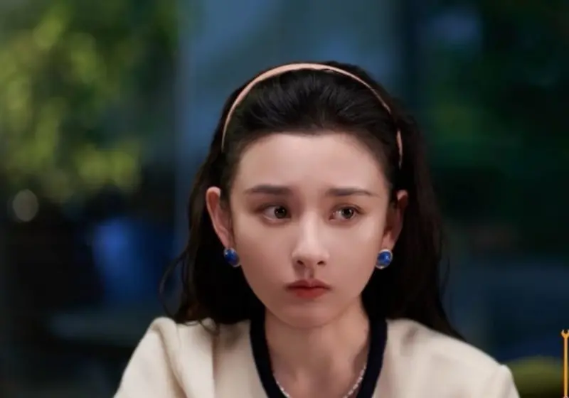 ▲宋祖兒（如圖）和劉宇寧在《折腰》中的虐戀受到觀眾喜愛，最近她與張新成搭檔演出《淬火年代》一見面就熱吻，不過卻讓網友捕捉到暴瘦畫面，不知是否工作太累，令人心疼。（圖／翻攝自微博）