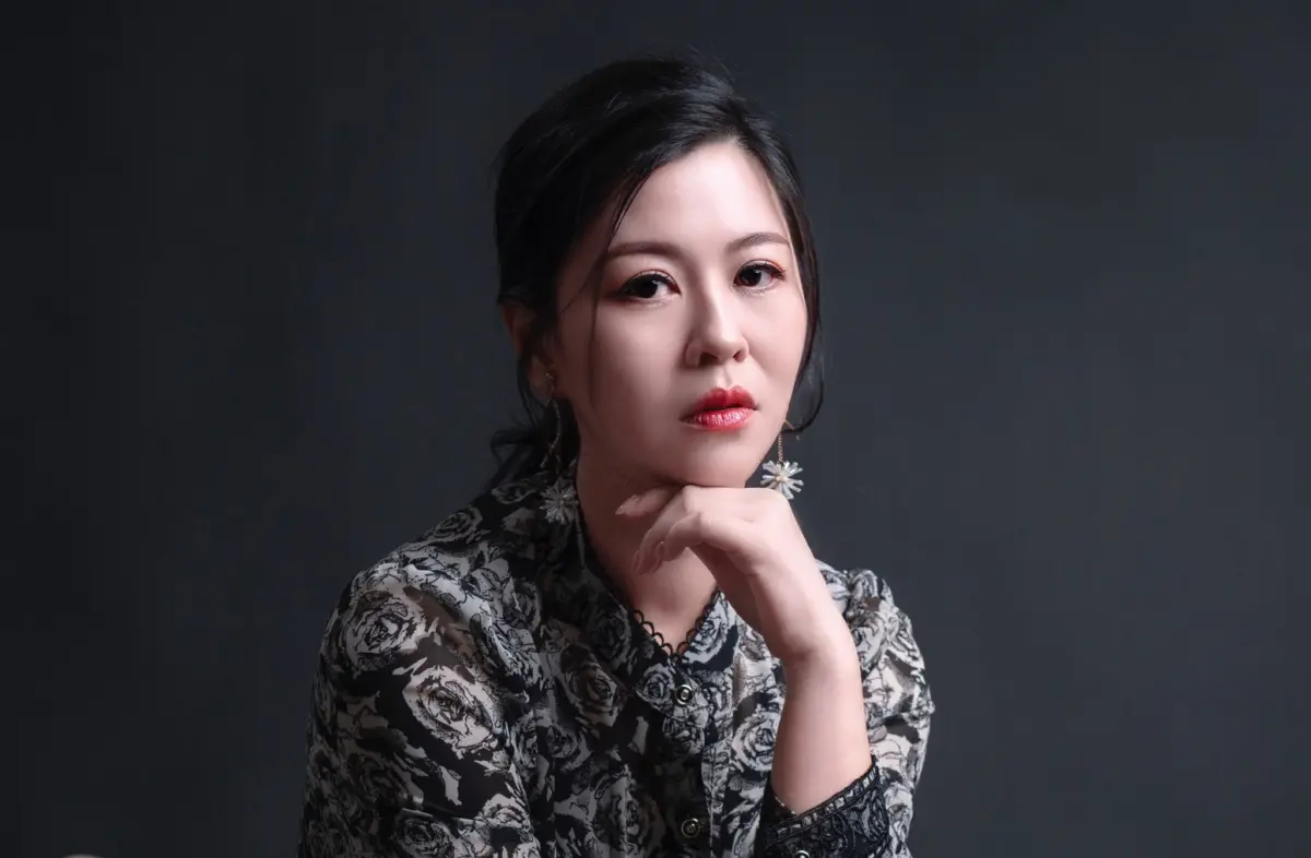 ▲台語歌手陳奕珊是草屯餐飲業千金，當初她因為媽媽的1句話開始接觸唱歌，甚至出道發片，日前才舉行席開60桌的簽唱會，一炮而紅。（圖／陳奕珊提供）