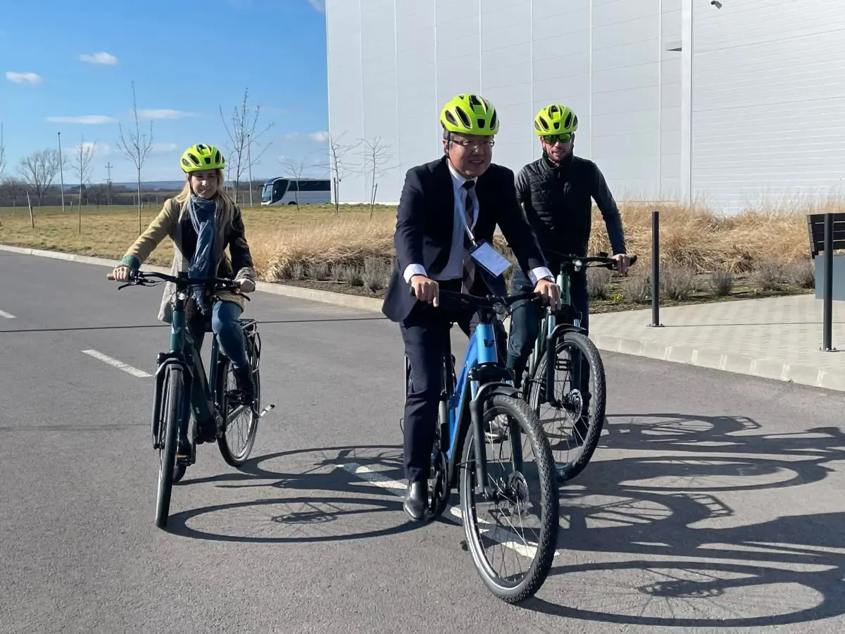 ▲我國駐越南代表劉世忠表示本身就是騎自行車的愛好者，近期參訪「巨大」捷安特公司的越南廠。（圖／翻攝自臉書）