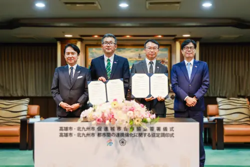 ▲高雄市與北九州市簽署「馬拉松友好交流備忘錄」,由高雄市長陳其邁與北九州市長武內和久一同見證,未來進一步發展雙邊城市運動。(圖/高市府提供) ▲高雄市與北九州市簽署「馬拉松友好交流備忘錄」,由高雄市長陳其邁與北九州市長武內和久一同見證,未來進一步發展雙邊城市運動。(圖/高市府提供)