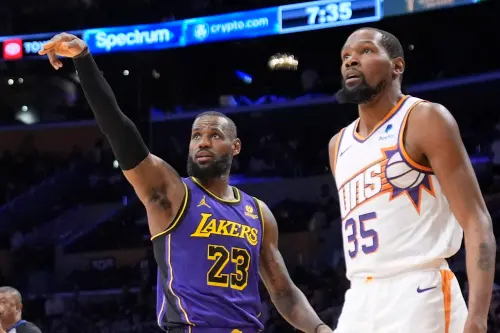 ▲根據《ESPN》記者Shams Charania的報導，NBA美國職籃 （National Basketball Association）2025-26賽季的「聖誕大戰」將由紐約尼克對陣克里夫蘭騎士揭開序幕，壓軸則是丹佛金塊與明尼蘇達灰狼的西區強強對決，其中更是有詹姆斯（LeBron James）領軍的洛杉磯湖人交鋒杜蘭特（Kevin Durant）領銜的休士頓火箭的精彩一役。（圖／美聯社／達志影像）