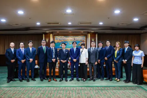 ▲北九州市武內和久市長訪團一行與高雄市府團隊合影。(圖/高市府提供) ▲北九州市武內和久市長訪團一行與高雄市府團隊合影。(圖/高市府提供)