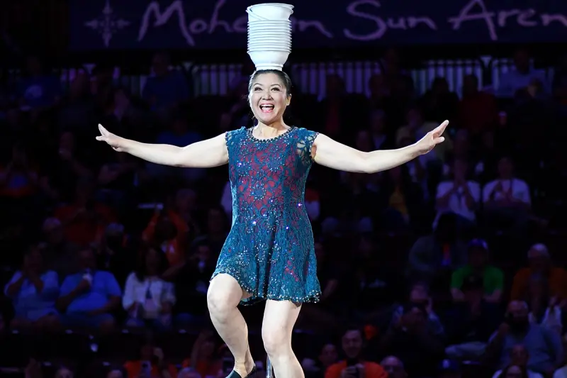 ▲WNBA總裁盃決賽中，傳奇表演者「紅熊貓」從兩米高空摔下，立刻在工作人員幫助下離場接受治療。（圖／美聯社／達志影像）