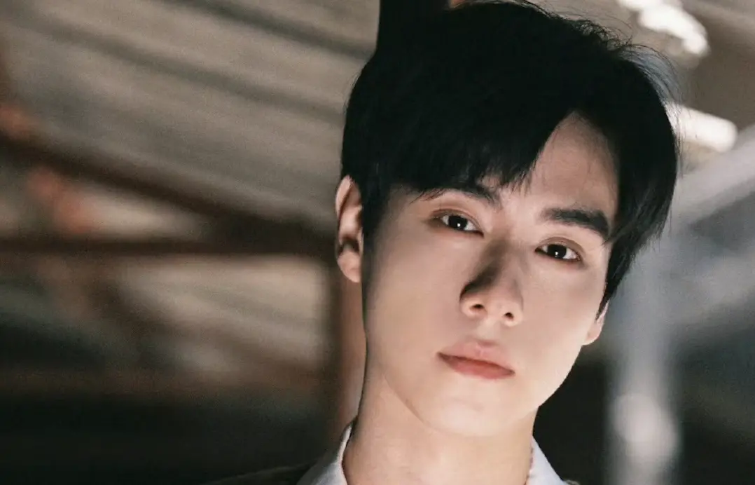 ▲胡一天開玩笑說自己「退休了」登上微博熱搜，算一算也已經近2年沒有戲拍，過去曾和李一桐在《我的時代，你的時代》中組CP，兩人發展差很大。（圖／翻攝自微博）