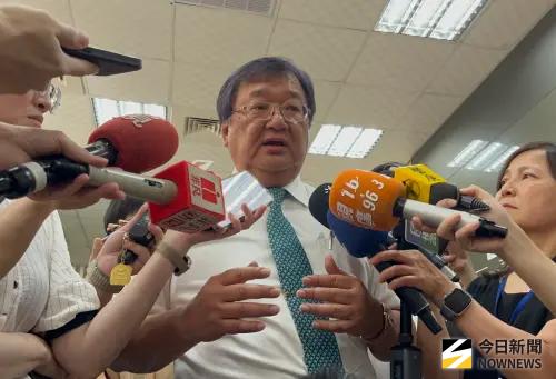 衛福部長邱泰源。 ▲衛福部長邱泰源接受媒體聯訪。(圖/記者張乃文攝)