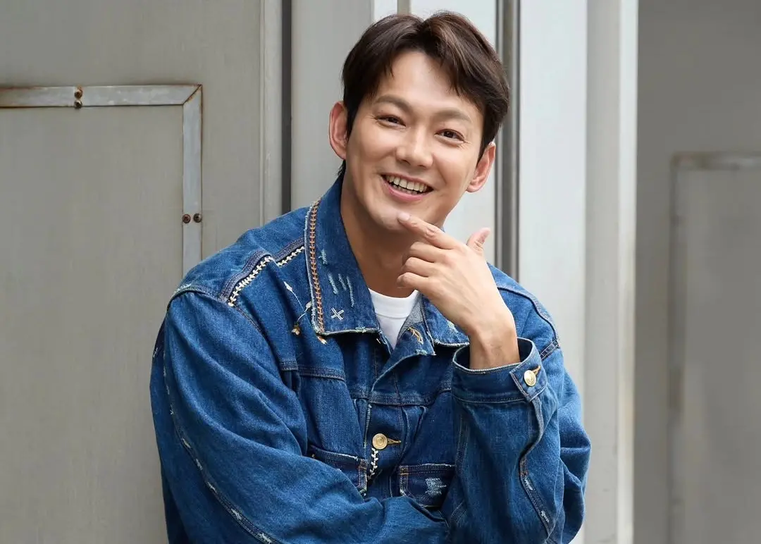 ▲威廉（如圖）在5月爆出閃兵案後，被多個節目切割，形象大跌，但不料近日竟傳出他將在年底復出TVBS，還將合體棒棒堂成員登上新北歡樂耶誕城及跨年檔演唱會，消息傳出後，知情人士曝光真實內幕，指出這都是出事前的計畫，而TVBS也做出回應了。（圖／威廉IG）