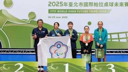 ▲田曉雯（左三）與林姿妤（左二）在本屆女子雙打14-20級賽事中再創佳績，展現絕佳默契，決賽直落三局奪冠。（圖／翻攝畫面）