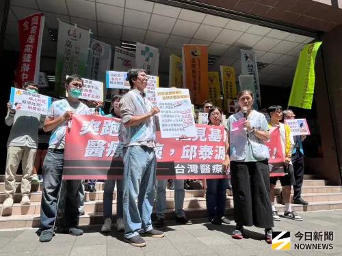 台灣醫療工會聯合會、台北市立聯合醫院企業工會、台灣護理產業工會等10多間醫療工會聚集疾管署前抗議。 ▲台灣醫療工會聯合會、台北市立聯合醫院企業工會、台灣護理產業工會等10多間醫療工會聚集疾管署前抗議。(圖/記者張乃文攝)