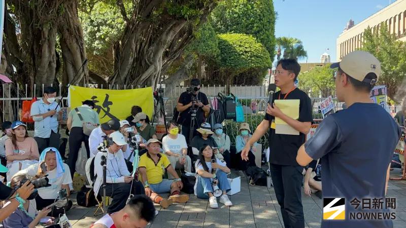 ▲前副市長彭振聲1日出庭前接獲妻子輕生噩耗，民眾黨昨號召支持者集結北院外聲援羈押中的前主席柯文哲及彭振聲。（圖／記者林詠青攝，2025.07.01）