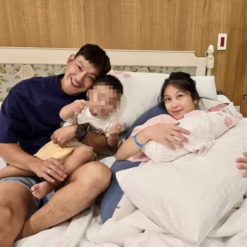 ▲威廉（左）在5月爆出閃兵案，昨（1）日妻子卓君澤（右）生下女兒，他也久違與妻子合體在社群亮相，曬出一家四口的近照。（圖／威廉IG）