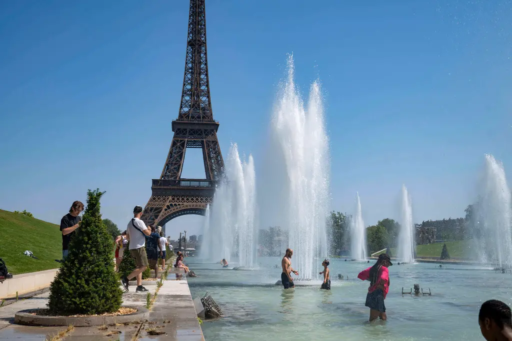 ▲歐洲近來遭到熱浪襲擊，法國知名地標艾菲爾鐵塔因熱膨脹恐位移。（圖／美聯社／達志影像）