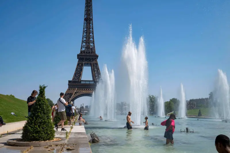 ▲歐洲近來遭到熱浪襲擊，法國知名地標艾菲爾鐵塔因熱膨脹恐位移。（圖／美聯社／達志影像）