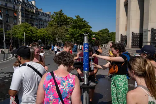 ▲巴黎高溫警戒，遊客蜂擁至巴黎市政廳設立的取水點。（圖／美聯社／達志影像）