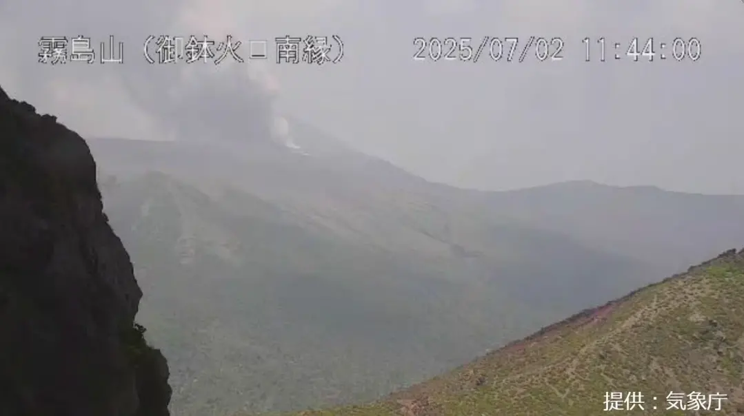 ▲日本九州南部鹿兒島縣與宮崎縣交界的霧島連山新燃岳火山，自6月27日起連續噴發6天，2日上午11時43分，煙柱衝上2800公尺高。（圖／翻攝自MBS）