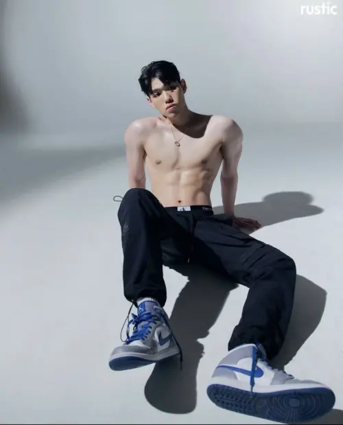 Oner 在比賽、團練之虞的最大興趣其實是健身,滿身肌肉被封為「真人版李星」。(圖/Oner IG) ▲Oner 在比賽、團練之虞的最大興趣其實是健身,滿身肌肉被封為「真人版李星」。(圖/Oner IG)