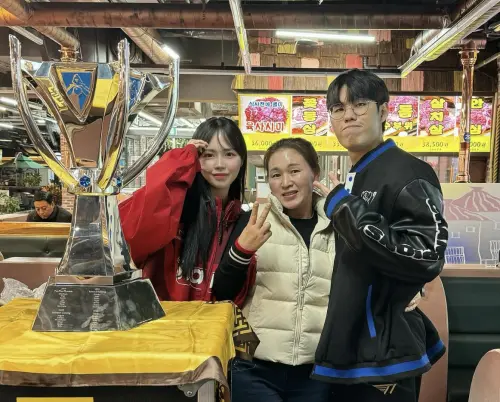 韓援文慧真(左1)加盟統一獅 UniGirls,他的弟弟(右1)則是《英雄聯盟》2屆世界冠軍。(圖/文慧真 IG) ▲韓援文慧真(左1)加盟統一獅 UniGirls,他的弟弟(右1)則是《英雄聯盟》2屆世界冠軍。(圖/文慧真 IG)