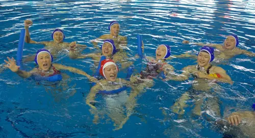 姚黛瑋、王瞳、琳賽挑戰北一女水球隊。(圖/民視提供) ▲姚黛瑋、王瞳、琳賽挑戰北一女水球隊。(圖/民視提供)