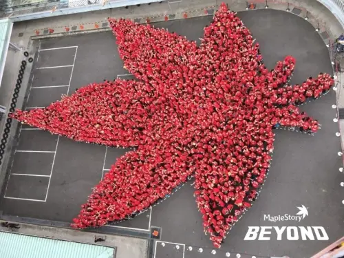 ▲《新楓之谷》2017年以世界上「最大的人體楓葉圖形」，成功寫下金氏世界紀錄。（圖／中央氣象署）