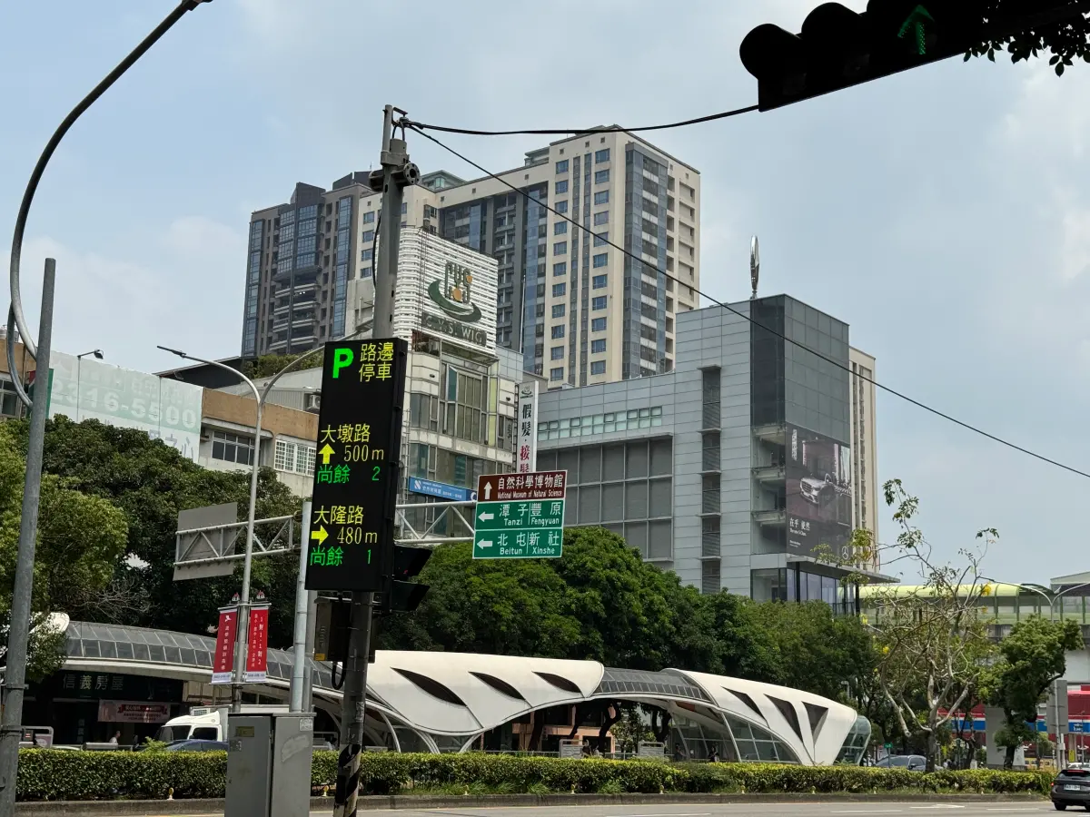 ▲停車動態資訊導引面板採共桿附掛設置，減少公共設施桿件(圖／交通局提供2025.7.2)