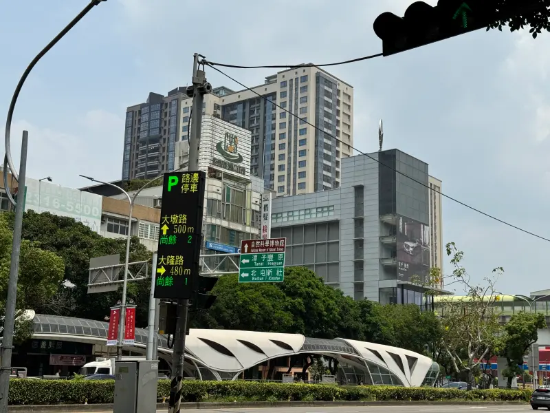 ▲停車動態資訊導引面板採共桿附掛設置，減少公共設施桿件(圖／交通局提供2025.7.2)