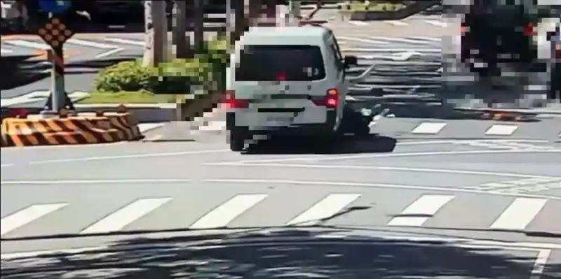 ▲新北民間救護車載腦溢血病患轉院途中撞死機車騎士。（圖／翻攝畫面）