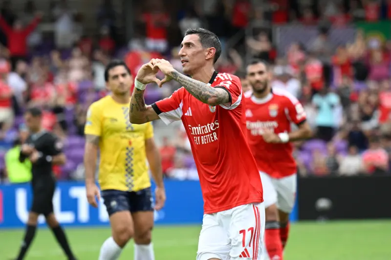 ▲本菲卡沒有梅西，但總教練Bruno Lage手中仍握有阿根廷天才Angel Di Maria。比起切爾西，本菲卡在整體球員平均能力上略遜一籌，於是選擇「低位防守」，也就是球迷熟知的「開大巴」。（圖／美聯社／達志影像）