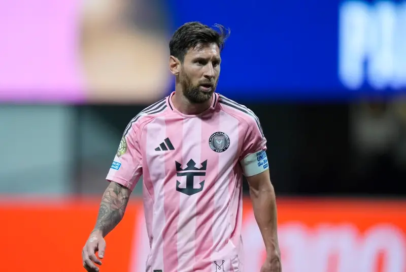 ▲16強戰於6月30日凌晨在美國亞特蘭大上演，東道主邁阿密國際迎戰新科歐冠冠軍巴黎聖日耳曼（PSG）。這場被外界譽為「梅西復仇戰」的比賽，最終以0：4收場，邁阿密慘敗出局，梅西（Lionel Messi）也首次在世俱盃吞下敗仗。（圖／美聯社／達志影像）