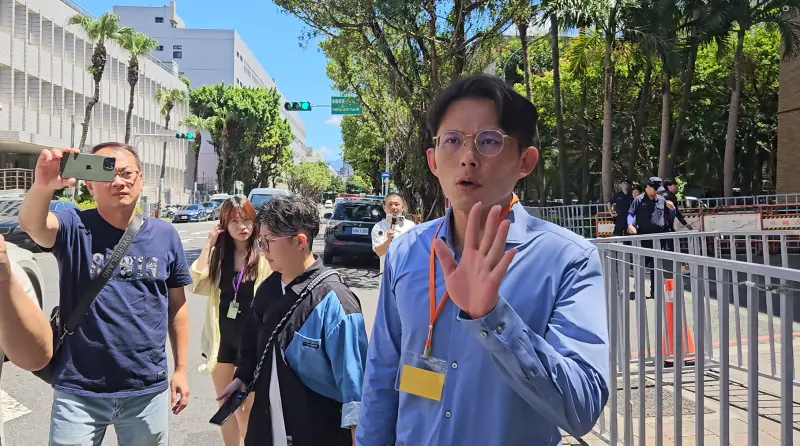 ▲民眾黨立委黃國昌在立院播放「示範帶」遭告發偽造文書，台北地檢署最長可偵辦到2027年。（圖／記者劉松霖攝，2025.07.01）