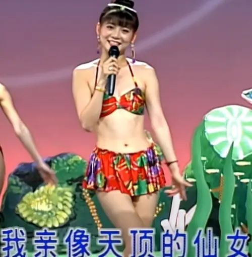 ▲王彩樺（如圖）30年前比基尼辣照曝光！「撞臉22歲女兒」自豪：身材沒在輸。（圖／王彩樺FB）