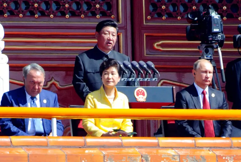 ▲韓國前總統朴槿惠（前排中）2015年出席中國抗戰紀念閱兵式，與中國國家主席習近平（上）及俄羅斯總統蒲亭（右）同場。（圖／美聯社／達志影像）