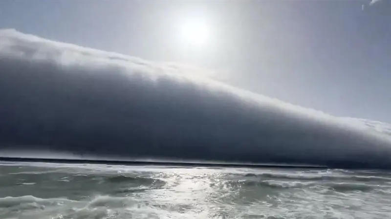 ▲《我所看見的未來》一書中預言7月5日會發生引發海嘯的大地震災害，近期日本、葡萄牙等地都出現如同海嘯般的巨型雲層引發討論。（圖／翻攝X@Rainmaker1973）