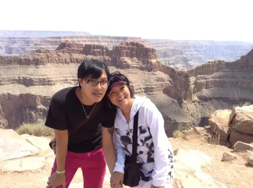 ▲資深藝人紀寶如（右）的兒子余彥鋒（左）近日涉嫌砍人又吸毒，對此她出面道歉表示：「養子不教父之過，彥鋒的父親早逝，沒有將兒子教育好，是我的錯。」（圖／翻攝自紀寶如臉書）