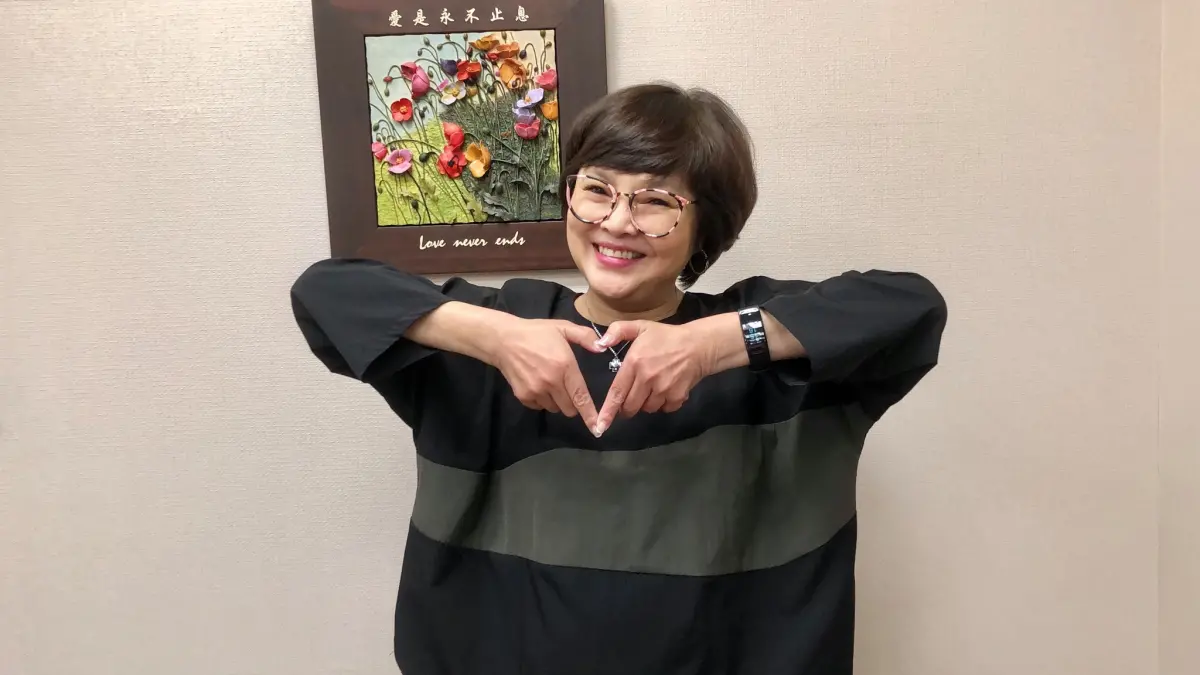 ▲資深藝人紀寶如（右）的兒子余彥鋒（左）近日涉嫌砍人又吸毒，對此她出面道歉表示：「養子不教父之過，彥鋒的父親早逝，沒有將兒子教育好，是我的錯。」（圖／翻攝自紀寶如臉書）