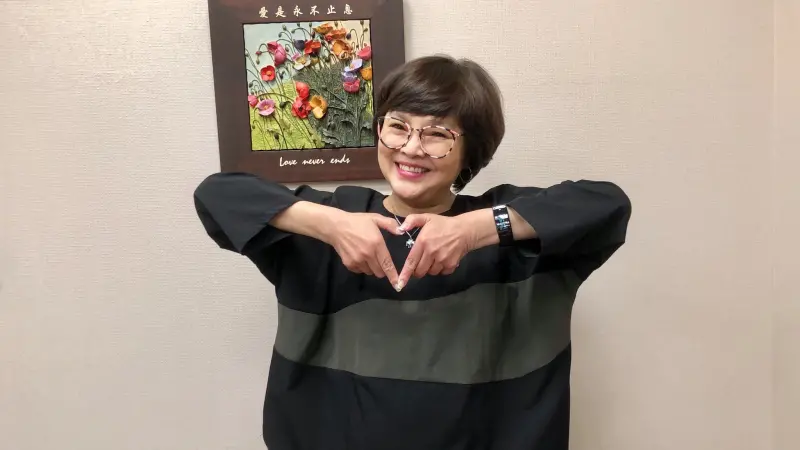 ▲資深藝人紀寶如（右）的兒子余彥鋒（左）近日涉嫌砍人又吸毒，對此她出面道歉表示：「養子不教父之過，彥鋒的父親早逝，沒有將兒子教育好，是我的錯。」（圖／翻攝自紀寶如臉書）