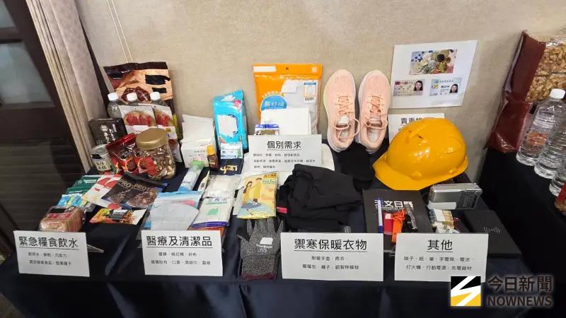 ▲總統府防衛韌性委員會會後記者會上，內政部展示的防災避難包內容示範。（圖／記者呂炯昌攝）
