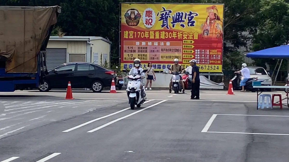 ▲立委楊瓊瓔與豐原監理站在大雅寶興宮舉辦機車下鄉考照(圖／楊瓊瓔服務處提供2025.7.2)