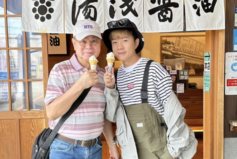 ▲「西瓜哥哥」李岳（右）退出兒童台4年了，現在經營YouTube頻道，聊到父親中風奔急診室的過程，忍不住淚灑攝影棚。（圖／李岳提供）