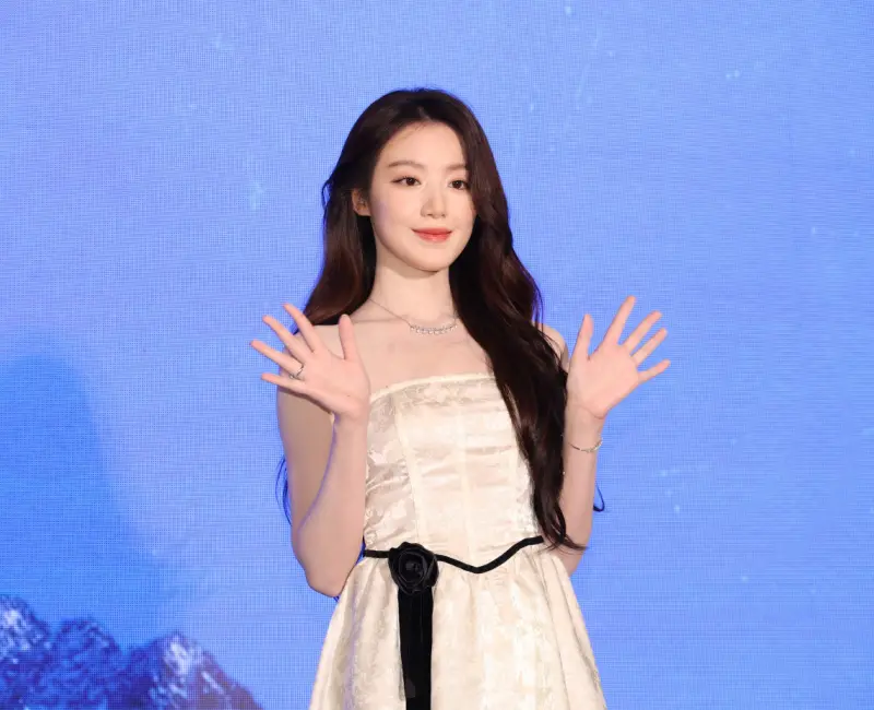 ▲葉舒華出席《出去一下》記者會，坦言在紐西蘭嘗試高空彈跳與跳傘都不會害怕，也沒怎麼變黑。她表示只有小時候曾溺水，現在還有陰影，暫時還沒辦法克服。（圖／記者陳明安攝）