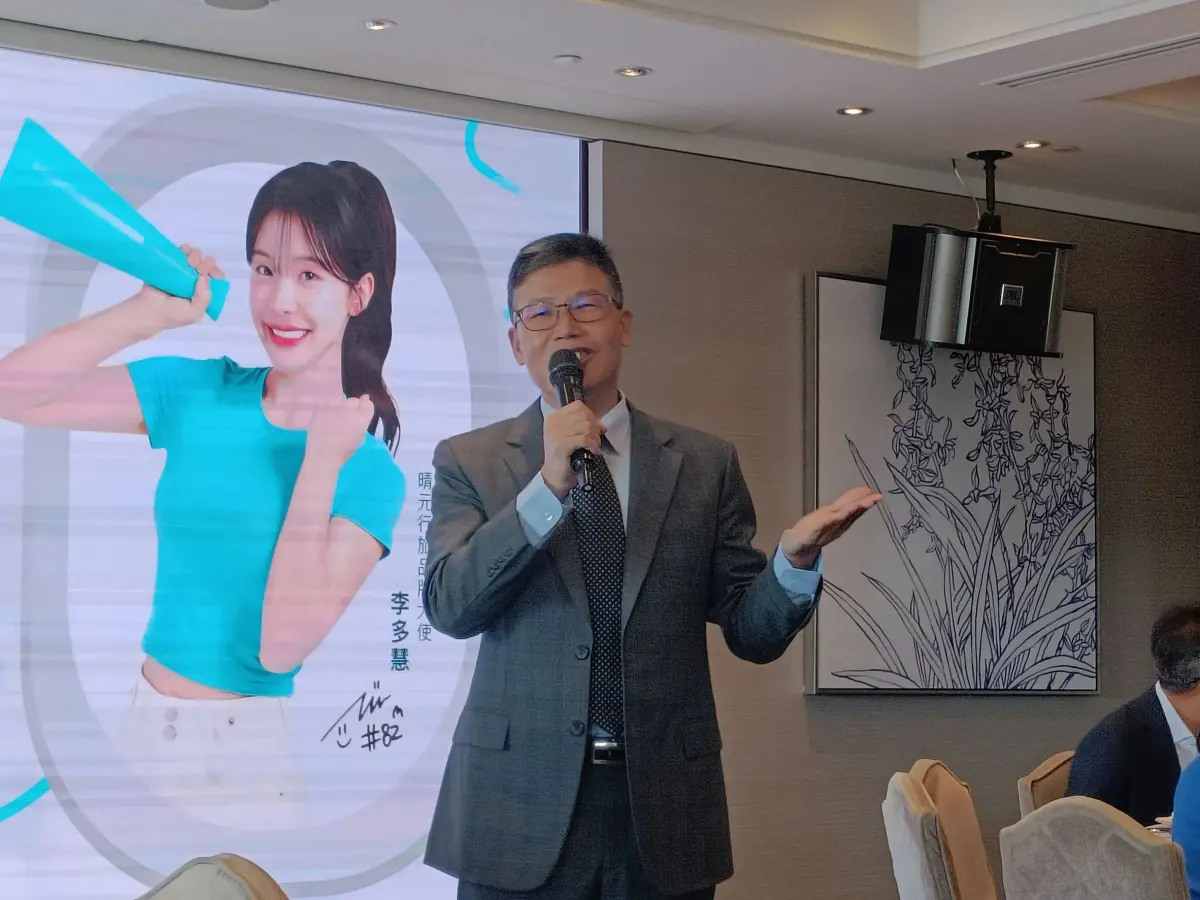 ▲晴天旅遊董事長陳依福正式宣布推出全新品牌「晴元行旅」，並邀請當紅啦啦隊女神李多慧擔任品牌代言人，開啟新世代旅遊形象。（圖／記者許若茵攝）