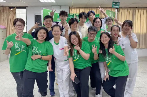 Energy探訪臥床18年植物人粉絲。 ▲Energy探訪臥床18年植物人粉絲。(圖/創世基金會提供)