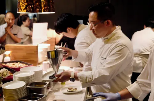 ▲台北寒舍艾美酒店邀請首爾獲得米其林推薦的超人氣義式餐廳doughroom，其創辦人李駿主廚(Jun Lee)登台，多道餐廳招牌菜在探索廚房都吃得到。（圖／記者葉盛耀攝）