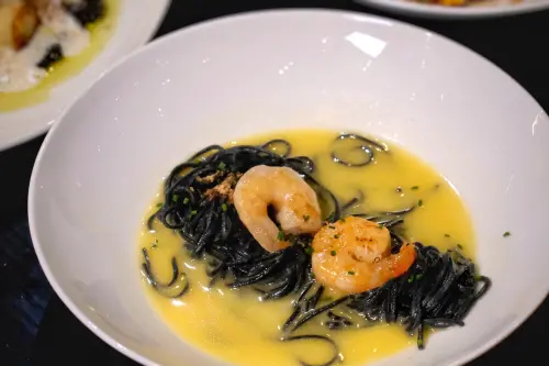 ▲台北寒舍艾美酒店邀請首爾獲得米其林推薦的超人氣義式餐廳doughroom來台，圖中的為doughroom的招牌菜，被封為「必吃神麵」的「鮮蝦墨魚天使髮絲麵」。（圖／記者葉盛耀攝）